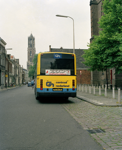 820954 Gezicht in de Lange Nieuwstraat te Utrecht, naar het noorden, ter hoogte van de St.-Catharinakerk, met in het ...